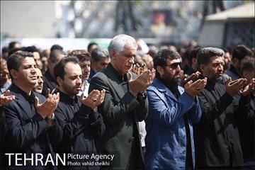 حضور شهردار برای اقامه نماز ظهر عاشورا در میدان امام حسین (ع) 9