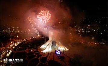 نورافشانی میدان آزادی در حمایت از تیم ملی 16