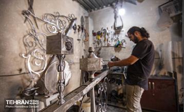 زیر شاه تیغ (تیغه اصلی) نماد 6گوشه می‎گذارند که یادآور ضریح 6گوشه امام حسین (ع) است