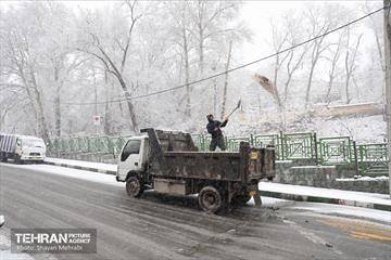 آمادگی نیروهای خدمات شهری در پی بارش‌ برف تهران 13