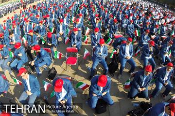 شهردار تهران در آیین نواختن زنگ سال تحصیلی جدید در دبیرستان ماندگار البرز 12