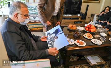 دیدار شهردار تهران باخانواده شهید  اکبرپورسرابی 17