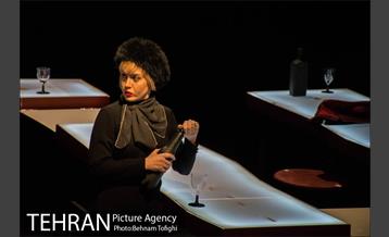 نمایش سه روایت از زندگی‎ 10