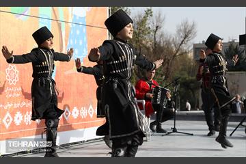 اجرای کارناوال نوروزی لبخند بهار در بوستان دانشجو 5