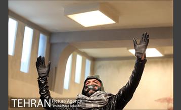 نمایش پسران تاریخ‎ 22