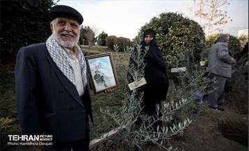 کاشت نهال به یاد شهدا در برج میلاد 9