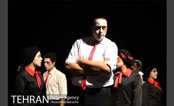 نمایش ماجرای عجیب سگی در شب‎ 4