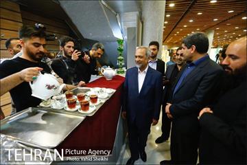 بازدید معاون اقتصادی رئیس جمهور از نمایشگاه عطر سیب 12