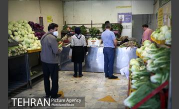 اجرای طرح فاصله گذاری اجتماعی در میدان میوه و تره بار صادقیه 20