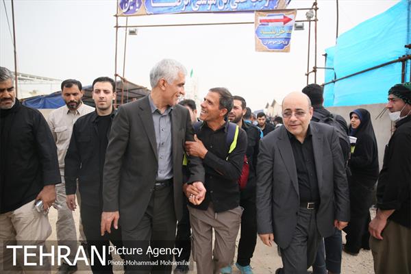 بازدید محمد علی افشانی شهردار تهران از موکب امام رضا(ع) واقع در عمود ٧٠٧ 10