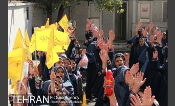 اهدای هدایای ویژه به دانش آموزان دبستان دخترانه شهید خوشنویسان 2