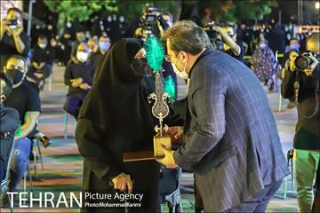 آیین بزرگداشت و تکریم خانواده های معظم شهدای مدافع حرم و مدافع سلامت 22