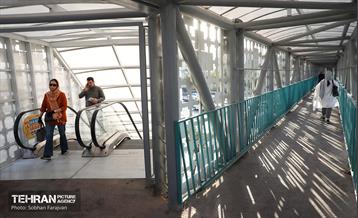 بازدید مدیرکل حوزه شهردار تهران از پروژه پل‌های مکانیزه عابرپیاده 19