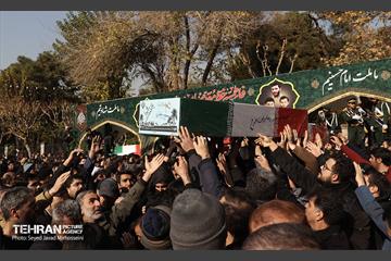 تشییع پیکرهای ۱۰۰ شهید گمنام از مقابل دانشگاه تهران 11