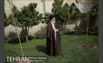 کاشت نهال توسط رهبر معظم انقلاب اسلامی 9