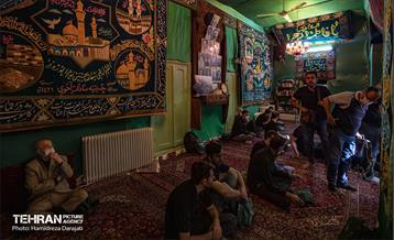 ر این حسینیه استفاده از پارچه‌های قلمکار با نقش‌های شیر و خورشید، طاووس، انسان‌های بالدار و ذکر ائمه صحنه متفاوتی از آذین‌بندی تکایا در ماه محرم را نشان می‌دهد.