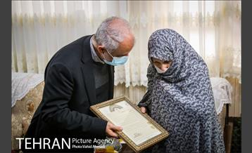 دیدار شهردار تهران با مادر شهیدان خالقی پور 16