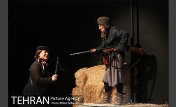 نمایش صبح یک روز لعنتی‎ 10