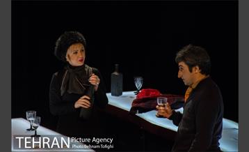 نمایش سه روایت از زندگی‎ 6