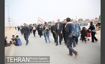 بازدید محمد علی افشانی شهردار تهران از موکب امام رضا(ع) واقع در عمود ٧٠٧ 13