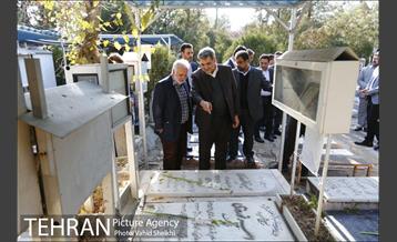 زیارت شهردار تهران از قبور شهدای دفاع مقدس 4