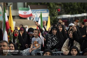 استقبال از خانواده شهدای غزه در میدان فلسطین تهران 4
