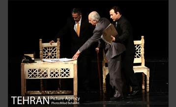 نمایش راپورت های شبانه دکتر مصدق‎ 8