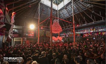 ر فراز نخل یک سید با لباس عزا و شال سبز به عنوان سکاندار می‌نشیند و در زمان گردش نخل در تکیه با چوب دو شاخه‌ای مراقب نخل است.