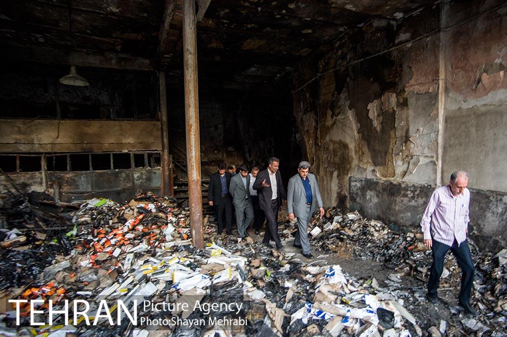 بازدید شهردار تهران از خسارت آتش سوزی اخیر میدان حسن آباد 18