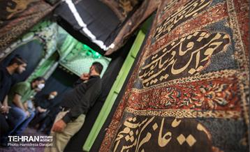 پارچه‌های عزای امام حسین (ع) با قدمت ۱۰۰ ساله که بر دیوار‌های حسینیه نقش بسته است