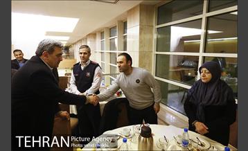 نشست صمیمانه خانواده های شهدای آتش نشان حادثه ساختمان پلاسکو با شهردار تهران 4