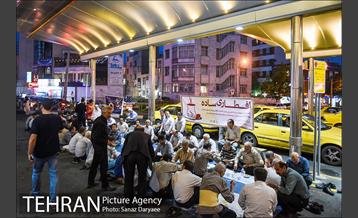 مراسم افطاری ساده در پایانه های تاکسیرانی شهر تهران 9