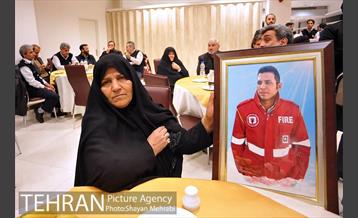 تجلیل از خانواده شهدای آتش‌نشان حادثه پلاسکو با حضور شهردار تهران 11