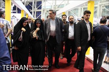 بازدید پیروز حناچی شهردار تهران از هفدهمین نمایشگاه عطر سیب 7
