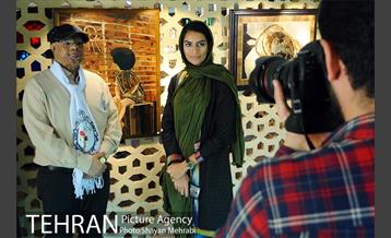 بازدید فاطمه دانشور عضو شورای شهر از نمایشگاه هنری  "فردا در آیینه" 7