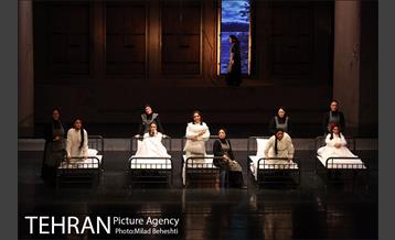 نمایش خانه برنارد آلبا 8