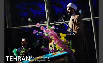 اهتزاز پرچم مسجد جمکران در برج میلاد 18