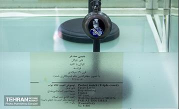 جیبی سه در، فاور لوگل، فرانسه، کوکی با کلید متعلق به قرن 19 میلادی با تصویر مینا کاری شده مضفرالدین شاه