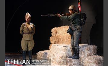 نمایش صبح یک روز لعنتی‎ 3