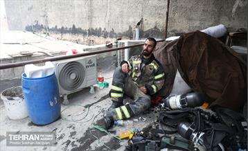 آتش‌سوزی انبار چسب در بازار تهران 42