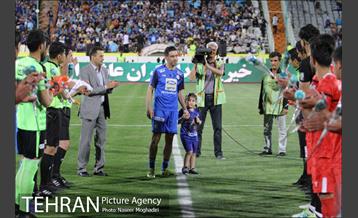 خداحافظی خسرو حیدری از فوتبال 12