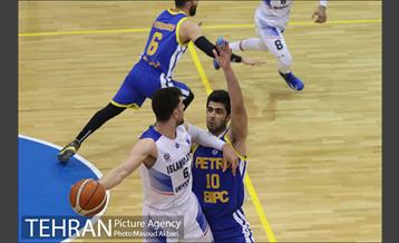 رقابت بسکتبال تیم های دانشگاه آزاد - پتروشیمی بندر امام