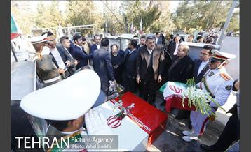زیارت شهردار تهران از قبور شهدای دفاع مقدس 25
