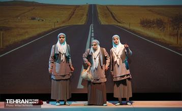 نمایش پیرزنی که در زمین خانه داشت‎ 21