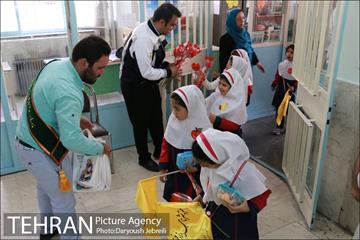 اهدای هدایای ویژه به دانش آموزان دبستان دخترانه شهید خوشنویسان 14