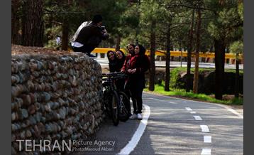 دوچرخه سواری در پارک چیتگر