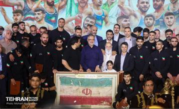 مراسم تجلیل از کشتی‌گیران قهرمان جهان (جشنی برای ایران) 40
