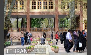 رویش گل های لاله در باغ ایرانی 17