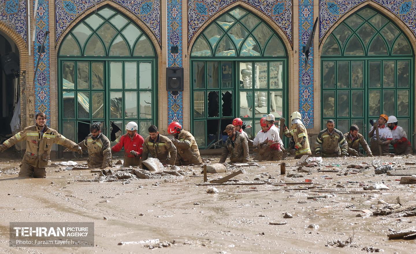 تلاش نیروهای امدادی شهرداری تهران برای تخلیه مناطق سیل زده کن