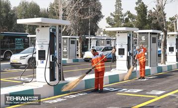 افتتاح ۳ ایستگاه شارژبرقی و رونمایی از تاکسی برخط 40